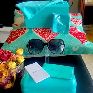 Classy, elegant Tiffany Sun Glasses, gradient gray lens, signature Tiffany.